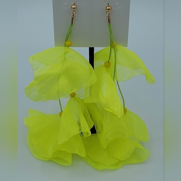 Stella & Ruby Neon Yellow Green Fabric Floral Earrings NEW #1292 - Picture 5 of 9